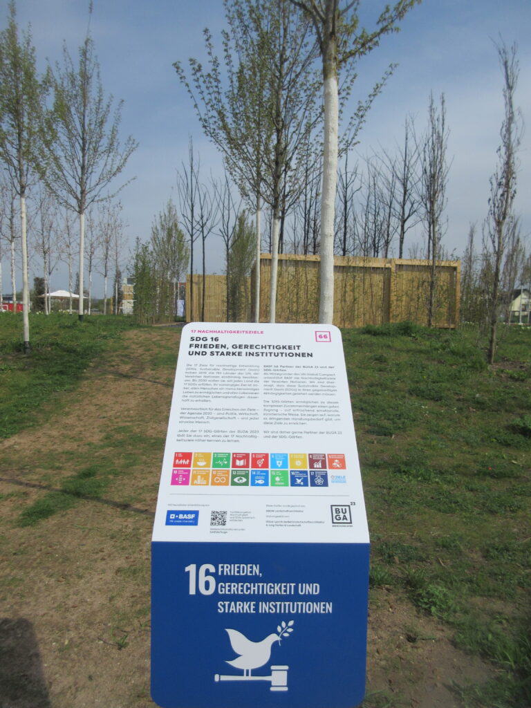 Hinweisschild für das SDG 16 mit dem Ginkgo-Baum aus Hiroshima