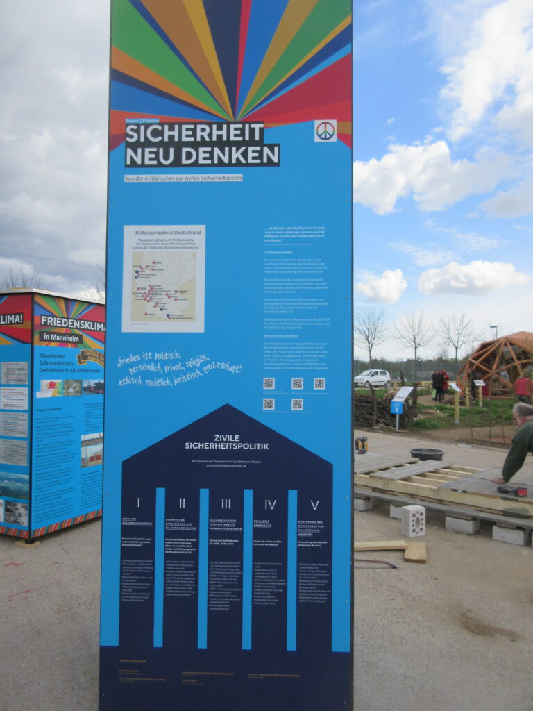 Die Stele mit der Darstellung der Inititiative sicherheitneudenken.de ist aufgebaut, während das Podest noch gebaut wird.