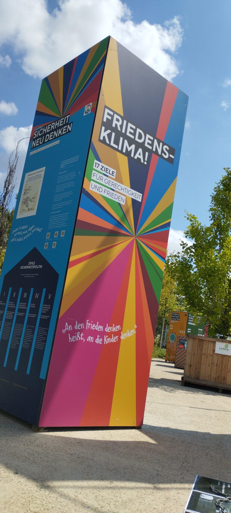 Zwei Seiten der mit drei Metern hervorragenden Hauptstele der Ausstellung zum SDG 16